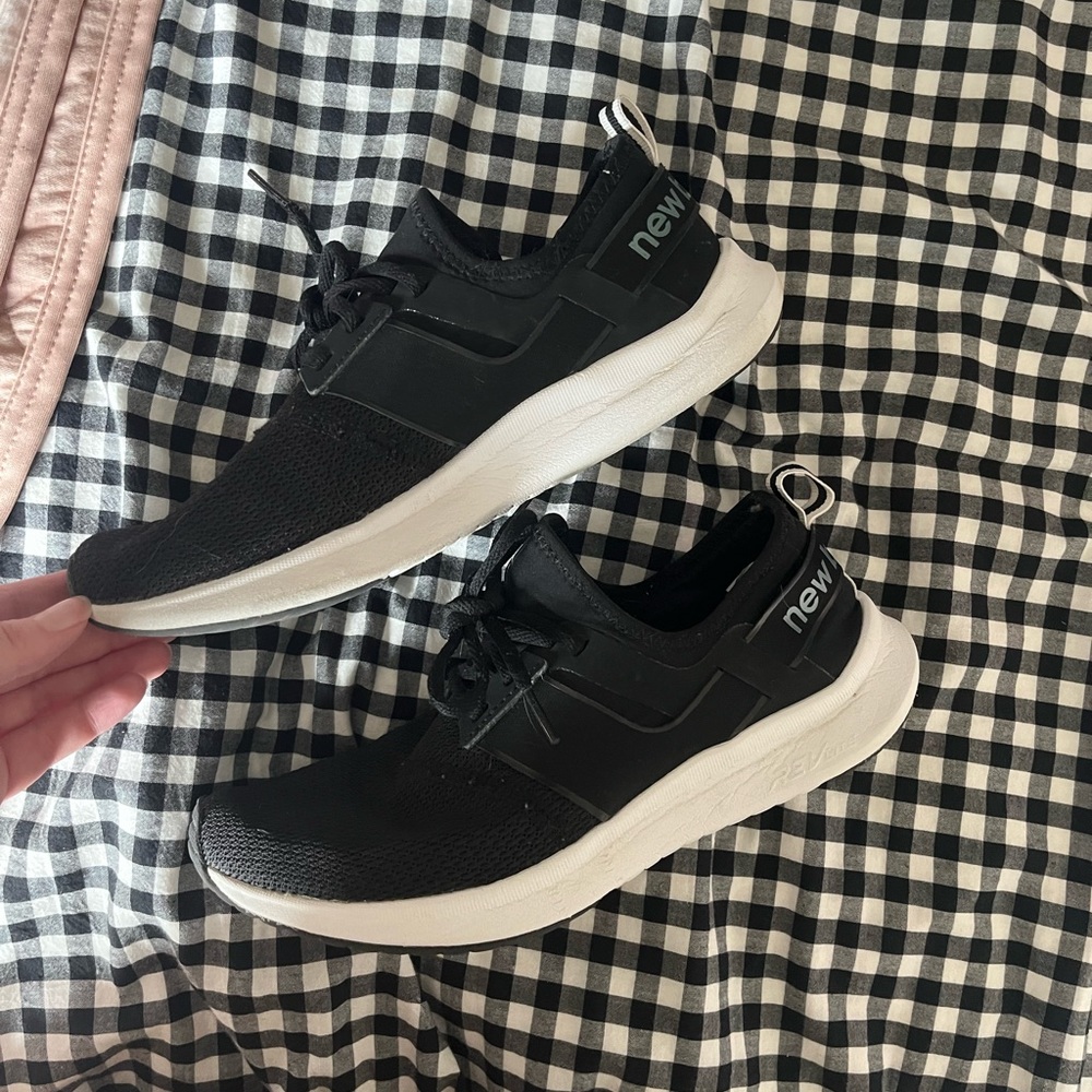 New balance black tennis shoes